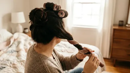 Zo gebruik je een carmenset in lang haar